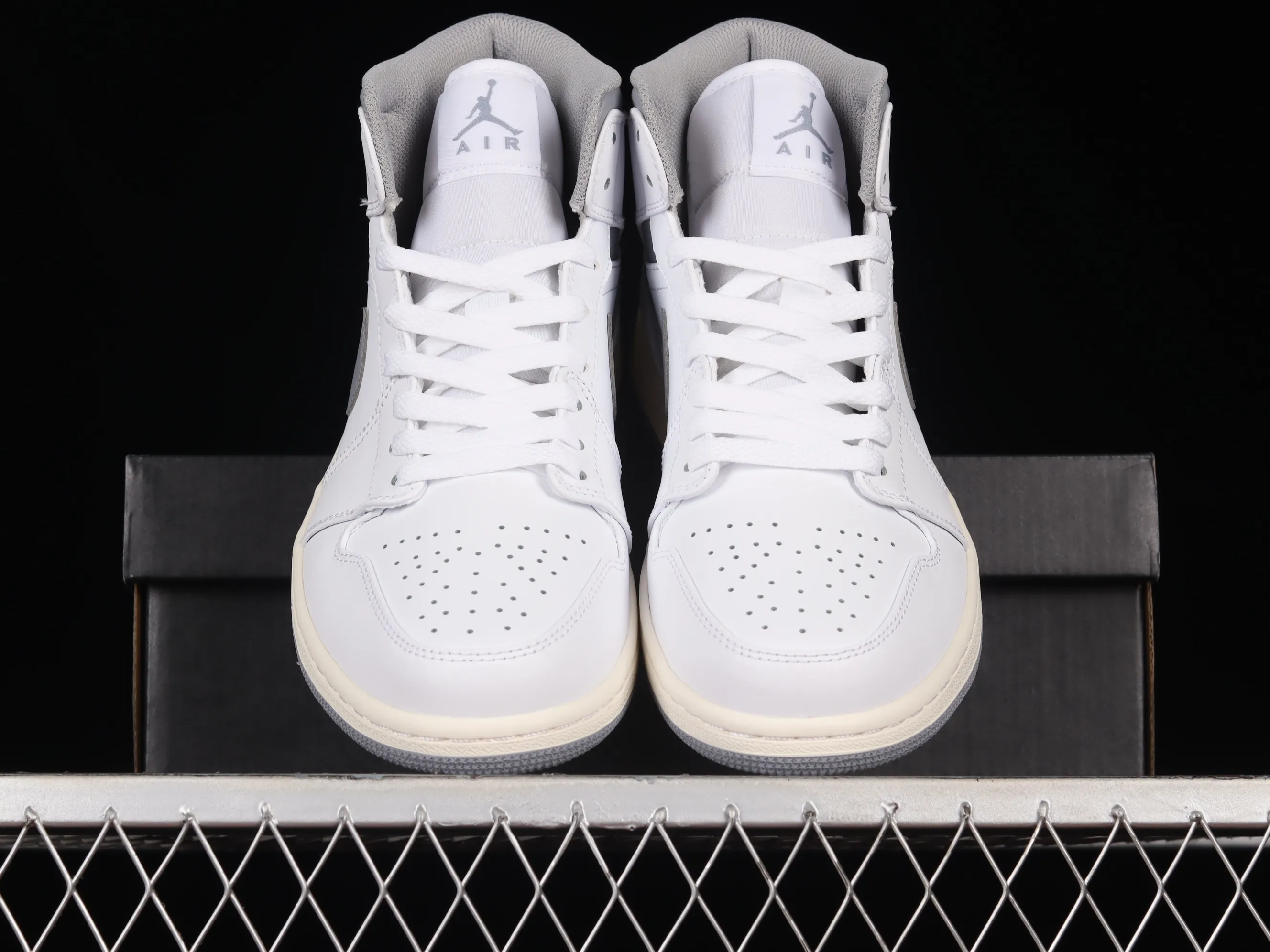 All categories Air Jordan Jordan series basketball shoes Air Jordan 1 Mid G version pure original Air Jordan 1 Mid "Vintage Grey" AJ1 Joe 1 white gray mid-top basketball shoes 554724-135
